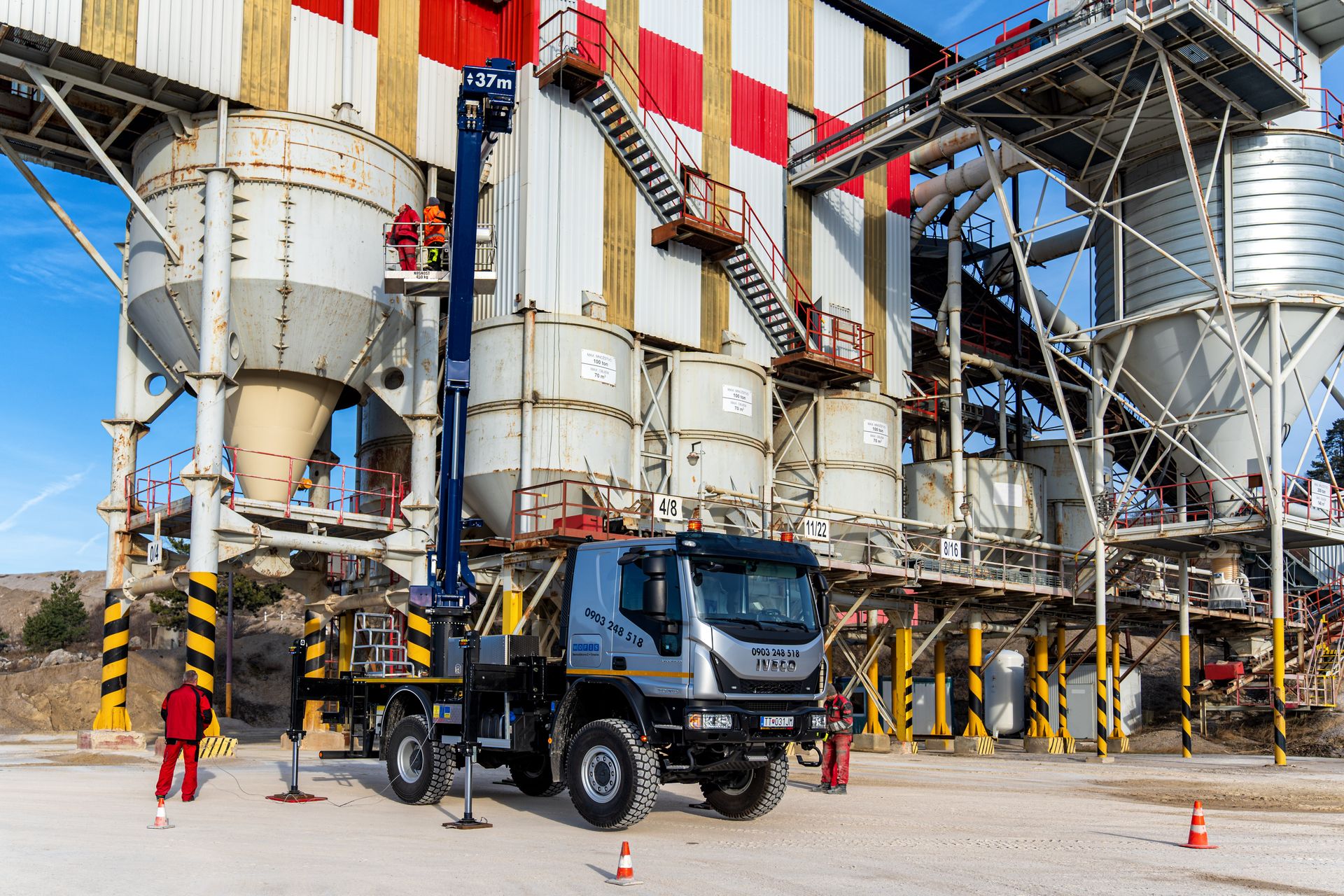 Autoplošina WOFIS 37 m s obsluhou nad Trnavou