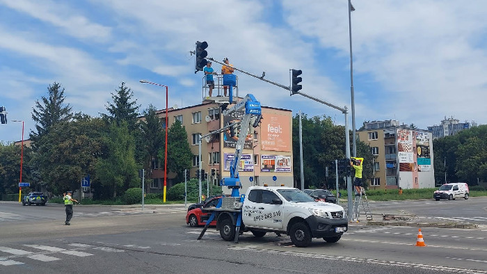 Montáž semaforov z autoplošiny
