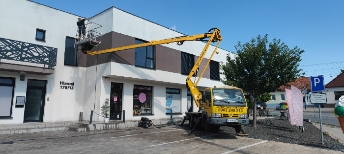 Umývanie fasády z autoplošiny