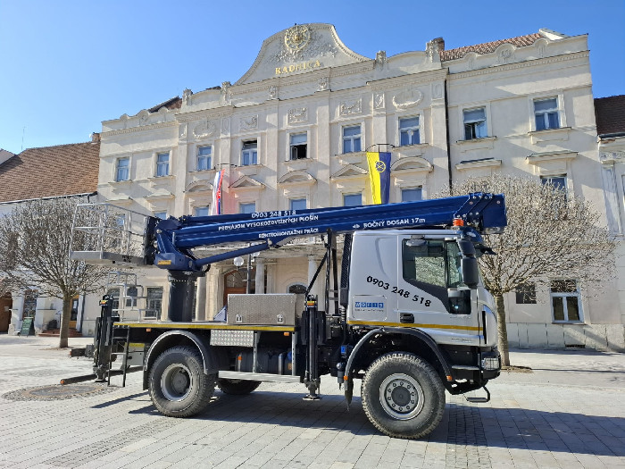 Autoplošina IVECO 37 m pred radnicou v Trnave