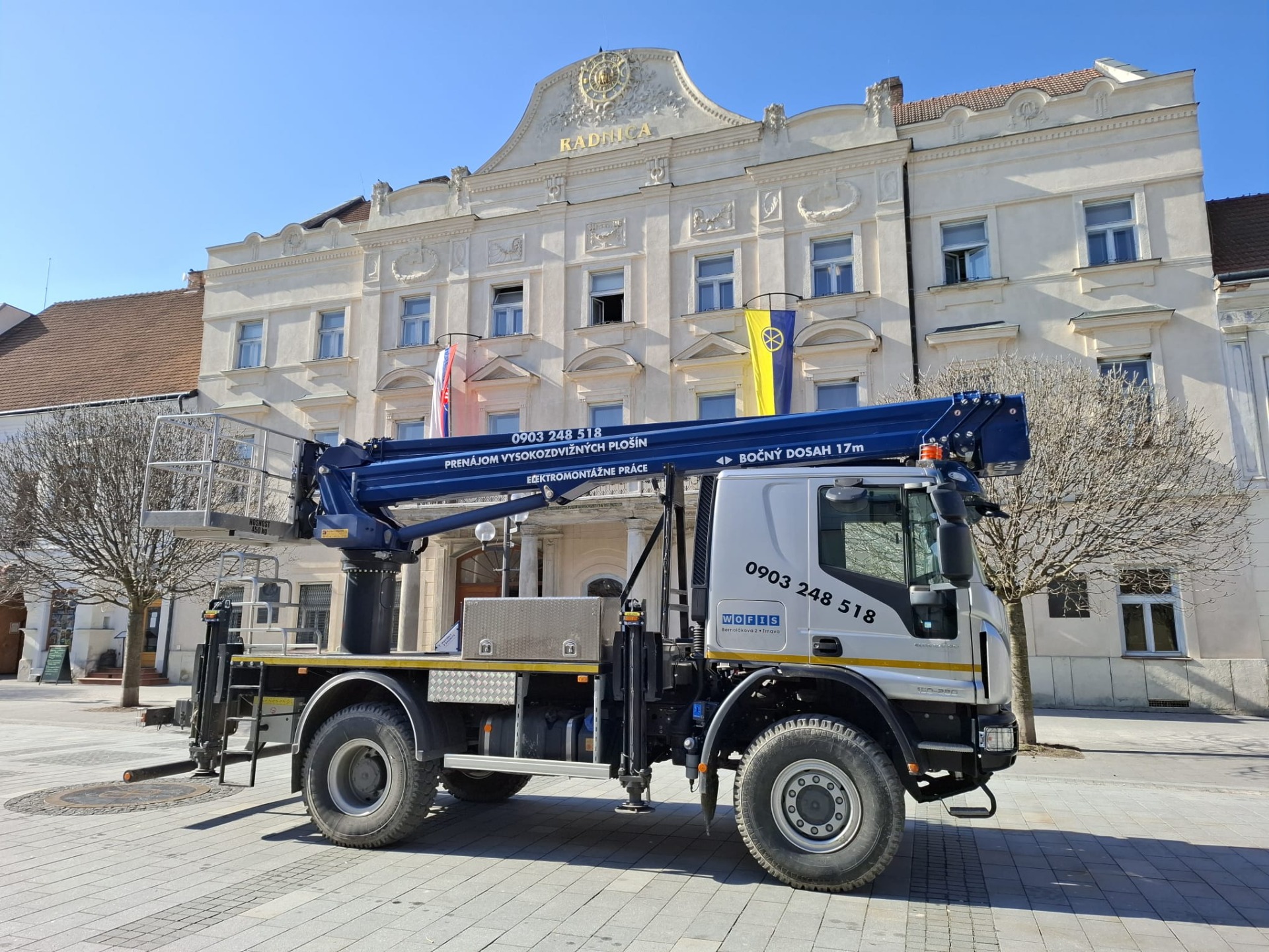 Autoplošina IVECO 37 m pred radnicou v Trnave
