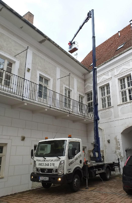 Práce na streche historickej budovy z plošiny 25 m