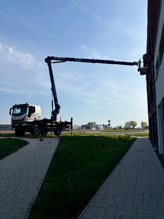Autoplošina 37 m s bočným dosahom 17 m