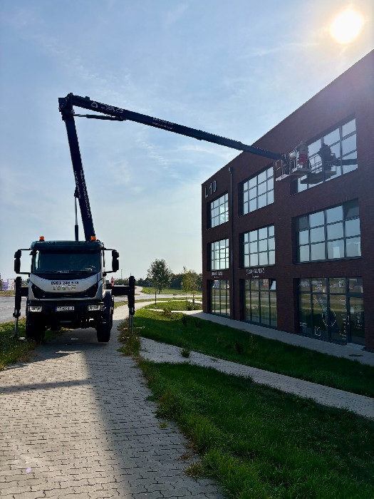 Autoplošina 37 m s vysunutým ramenom pri fasáde