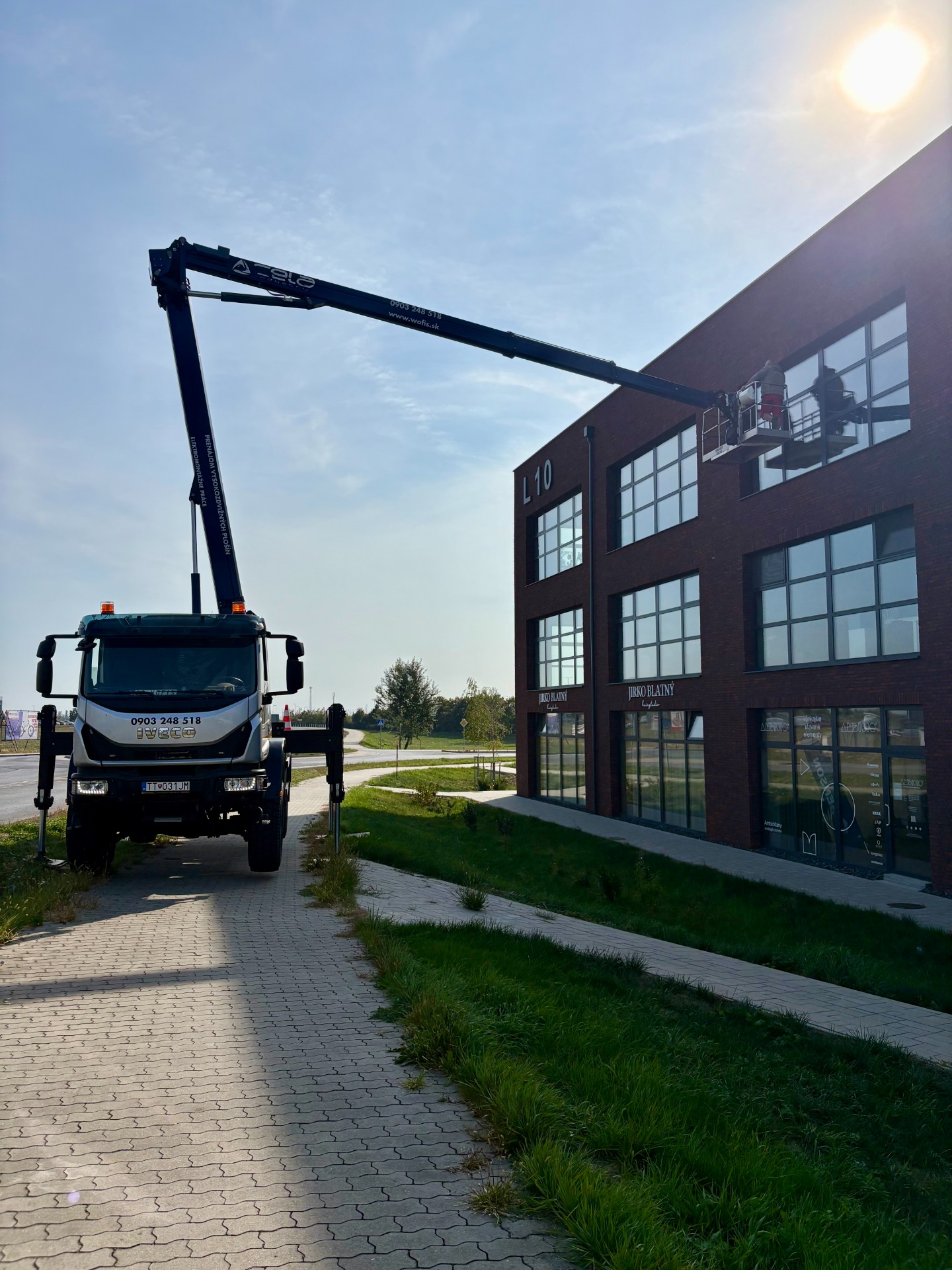 Autoplošina 37 m s vysunutým ramenom pri fasáde