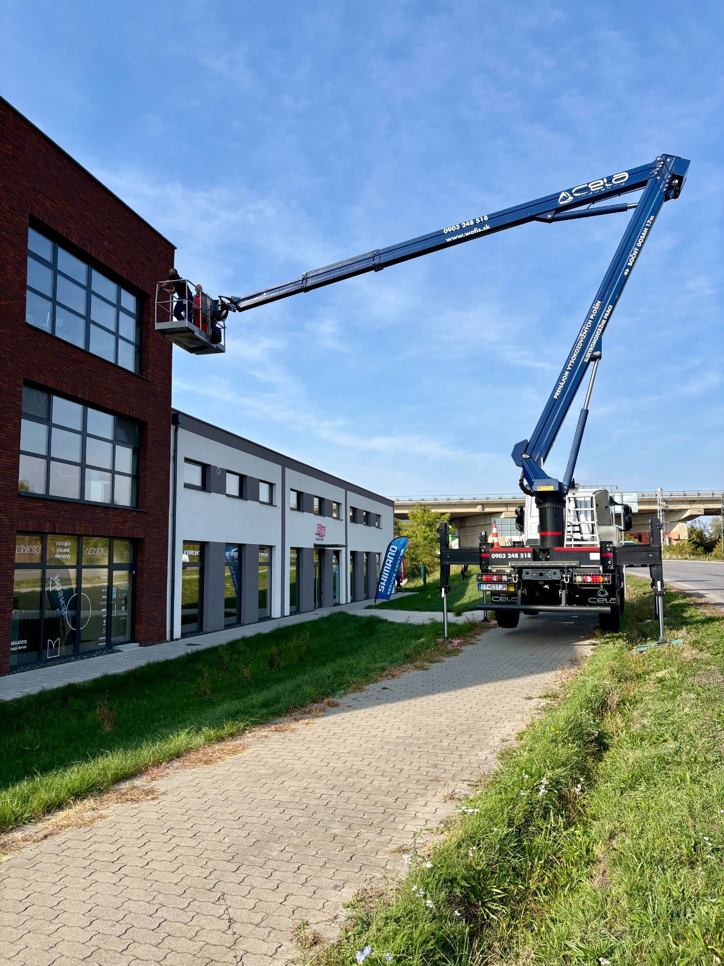 Autoplošina 37 m s bočným dosahom 17 m pri budove